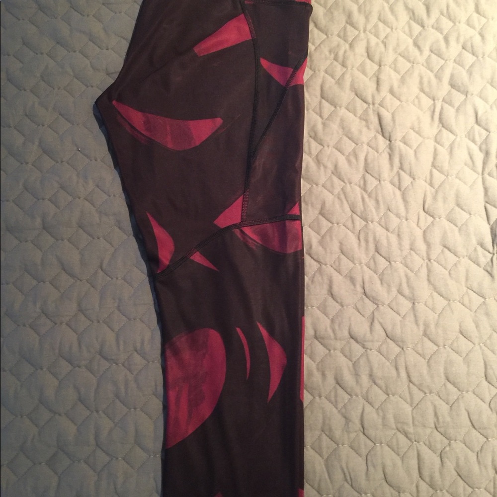 Lululemon cropped nylon/spandex leggings